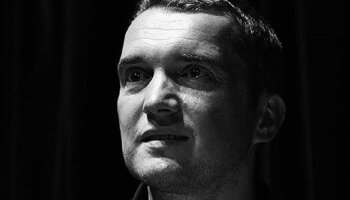 "Moje jméno je fikce, asi jsem se měl stát autorem fiktivních příběhů," prohodil s tím, že příjmení Urban má po nevlastním otci a narodil se jako Svačina. Foto: David Konečný